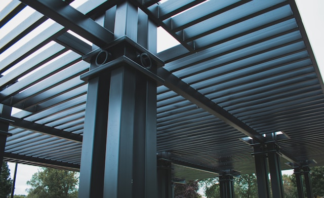 Wie Lamellendächer Terrassen zu wettersteuerbaren Design-Highlights machen